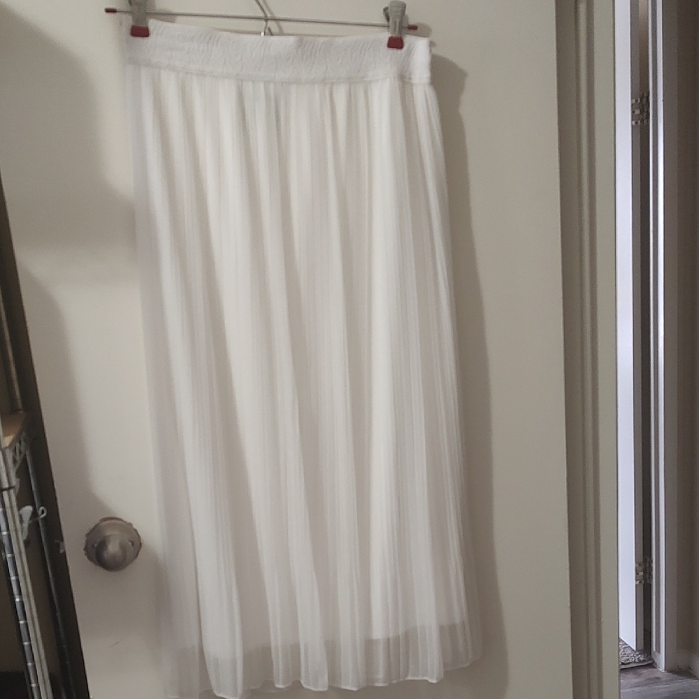 Elegant White Pleated Skirt